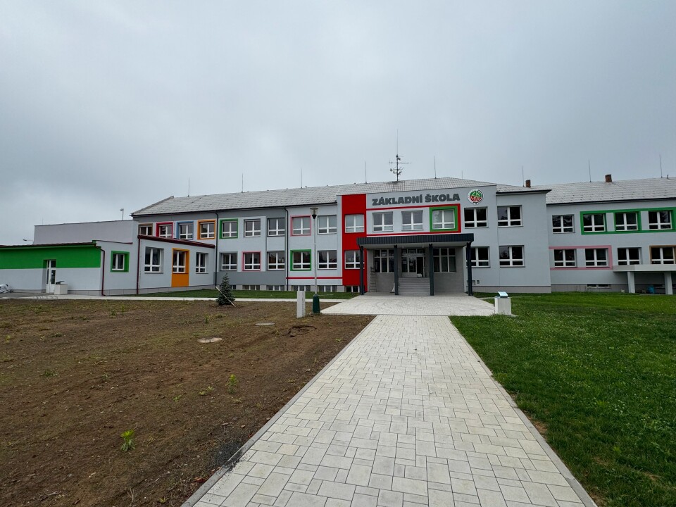 Nátěr fasády na 2. stupni ZŠ MIlady Petřkové...