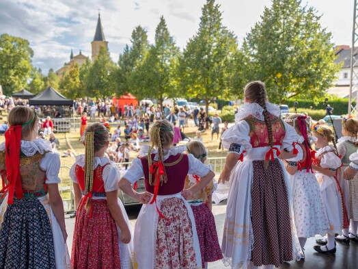 Týnečáci na oslavách 750 let od první písemné zmínky o Holici
